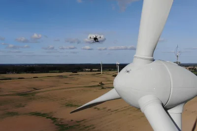 Symbolbild Windanalge Drohne Erneuerbare Energie
